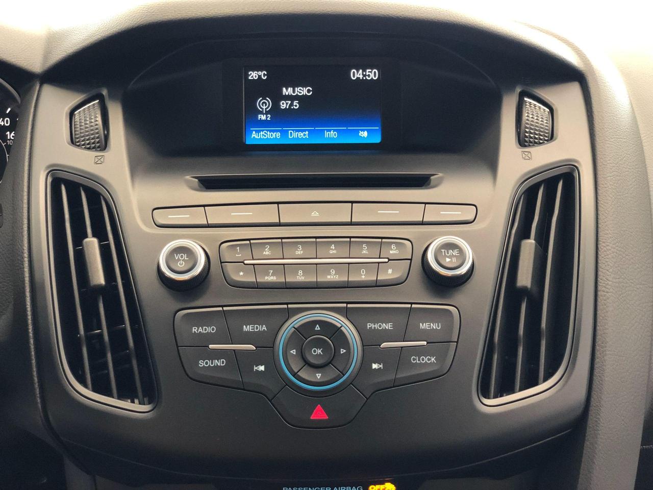 2016 Ford Focus SE+Camera+Heated Seats & Steering+AC+ACCIDENT FREE - Photo #26