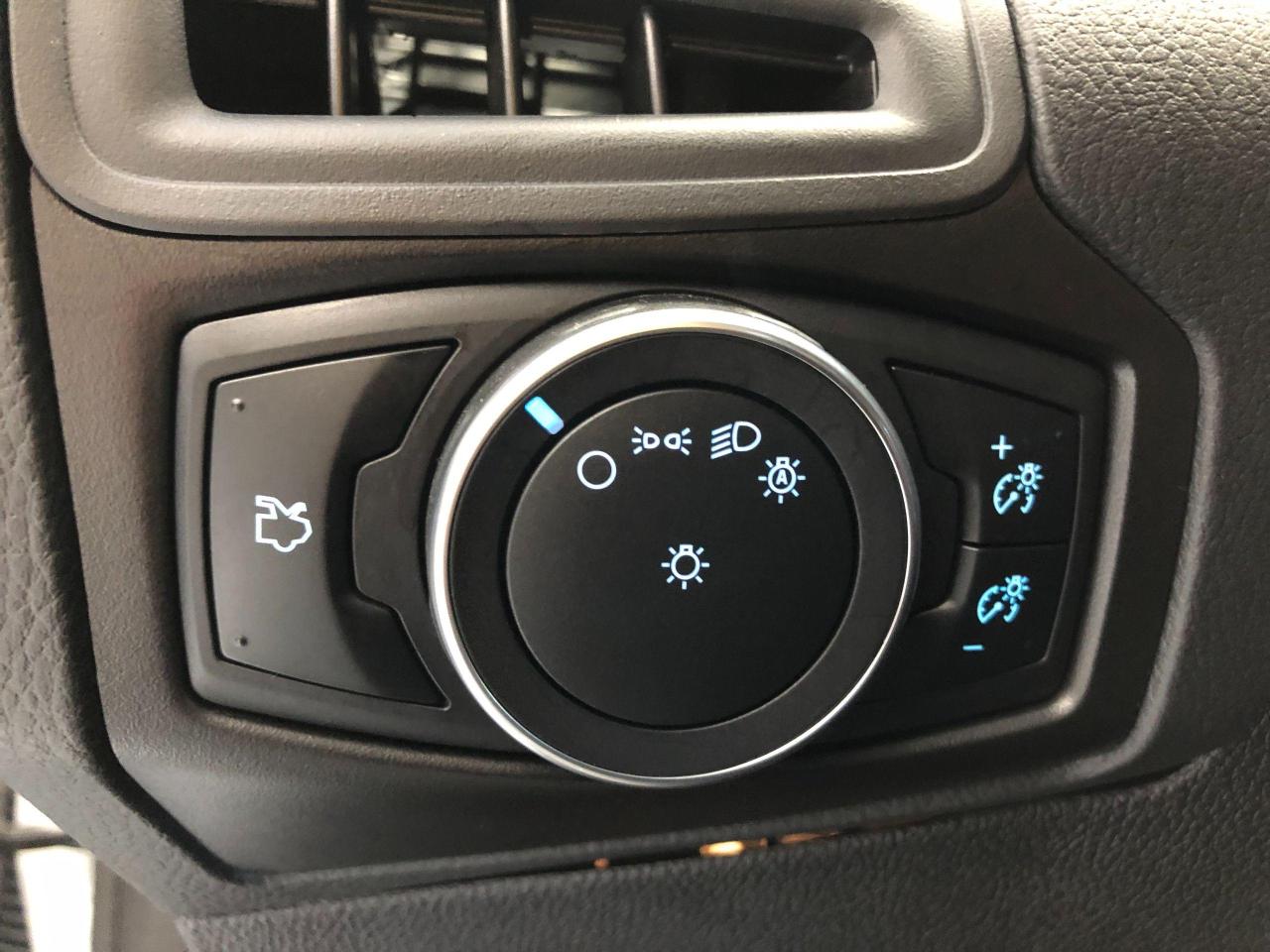 2016 Ford Focus SE+Camera+Heated Seats & Steering+AC+ACCIDENT FREE - Photo #35