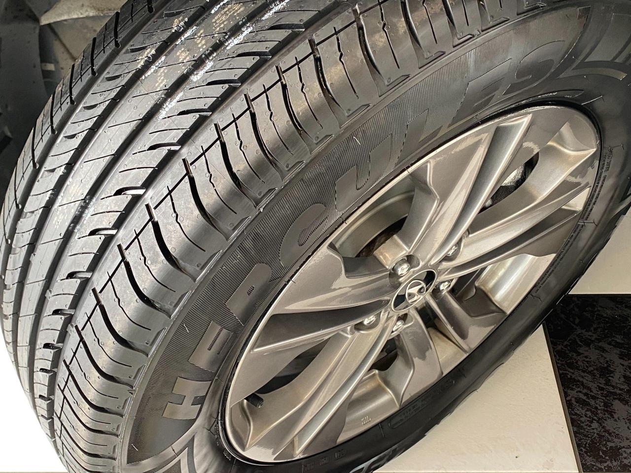 2013 Hyundai Santa Fe Premium+New Tires & Brakes+Sensors+Accident Free - Photo #11