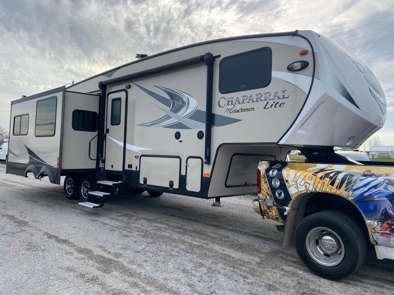 Used 2017 Coachmen Chapparal Lite 30RLS for Sale in Tilbury, Ontario ...