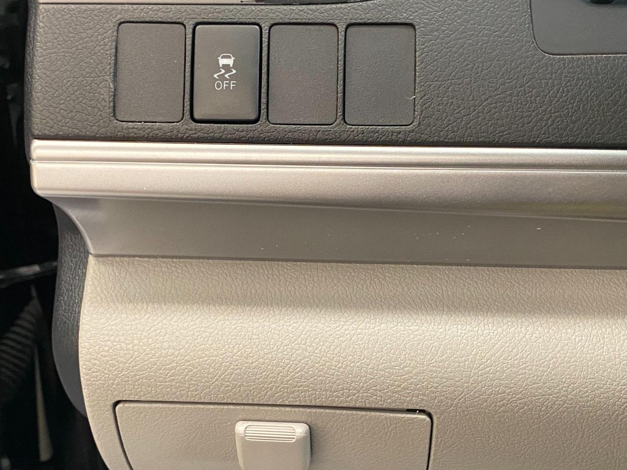2014 Toyota Camry LE+Camera+A/C+Bluetooth+ACCIDENT FREE Photo46
