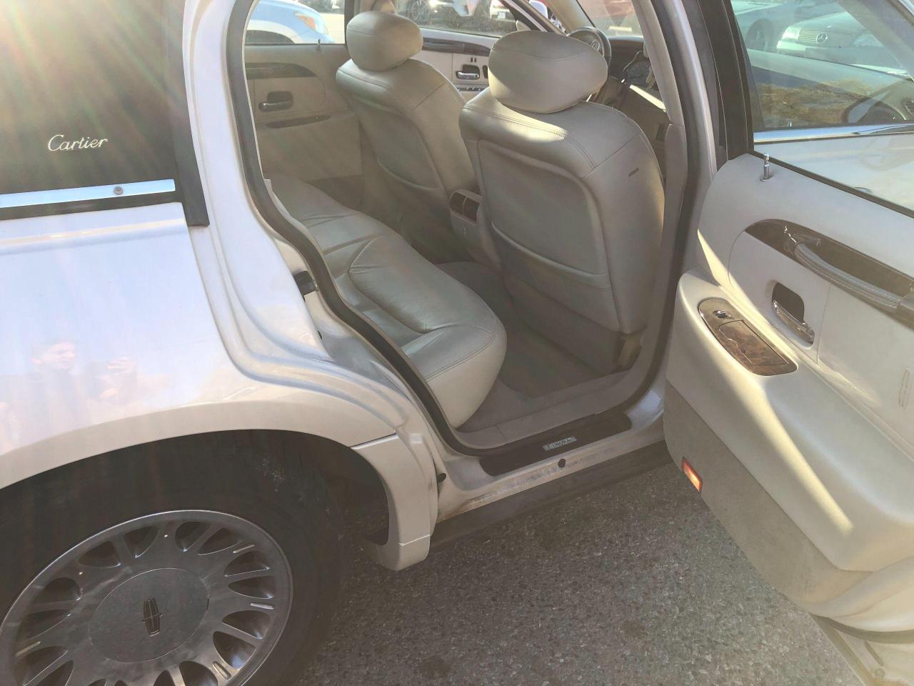 2001 Lincoln Town Car Cartier/ LOW KM 139 K KM/NO ACCIDENTS FULL SERVICE Photo