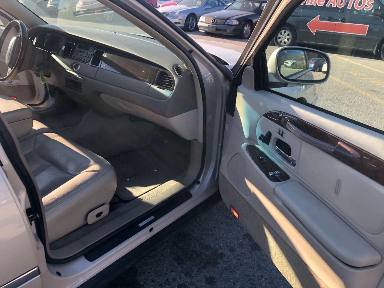 2001 Lincoln Town Car Cartier/ LOW KM 139 K KM/NO ACCIDENTS FULL SERVICE Photo