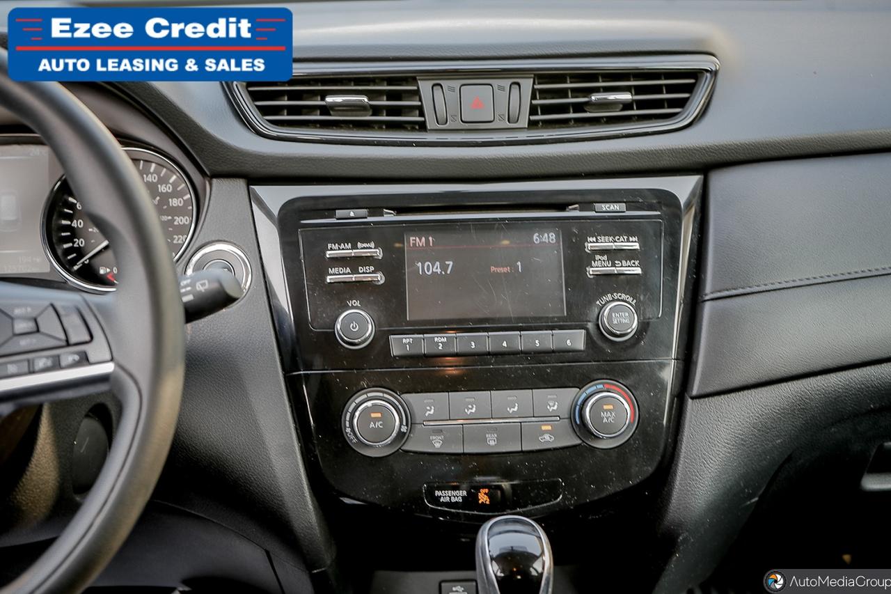 2017 Nissan Rogue SV Photo