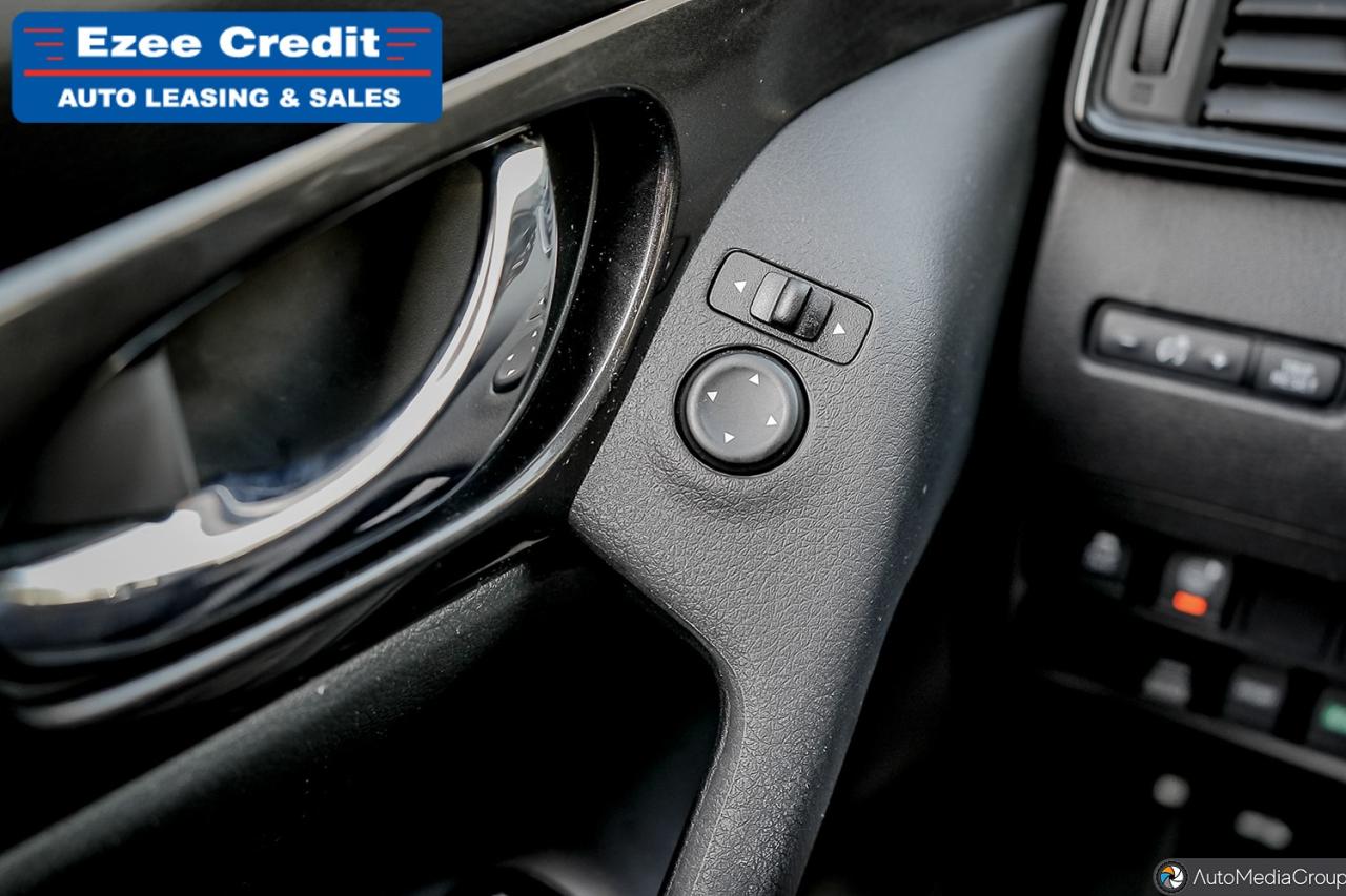 2017 Nissan Rogue SV Photo