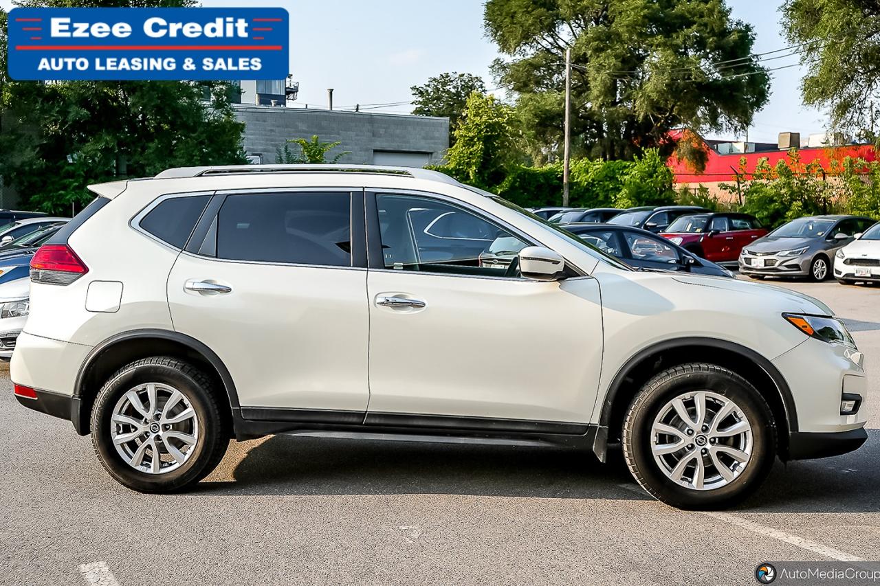 2017 Nissan Rogue SV Photo4