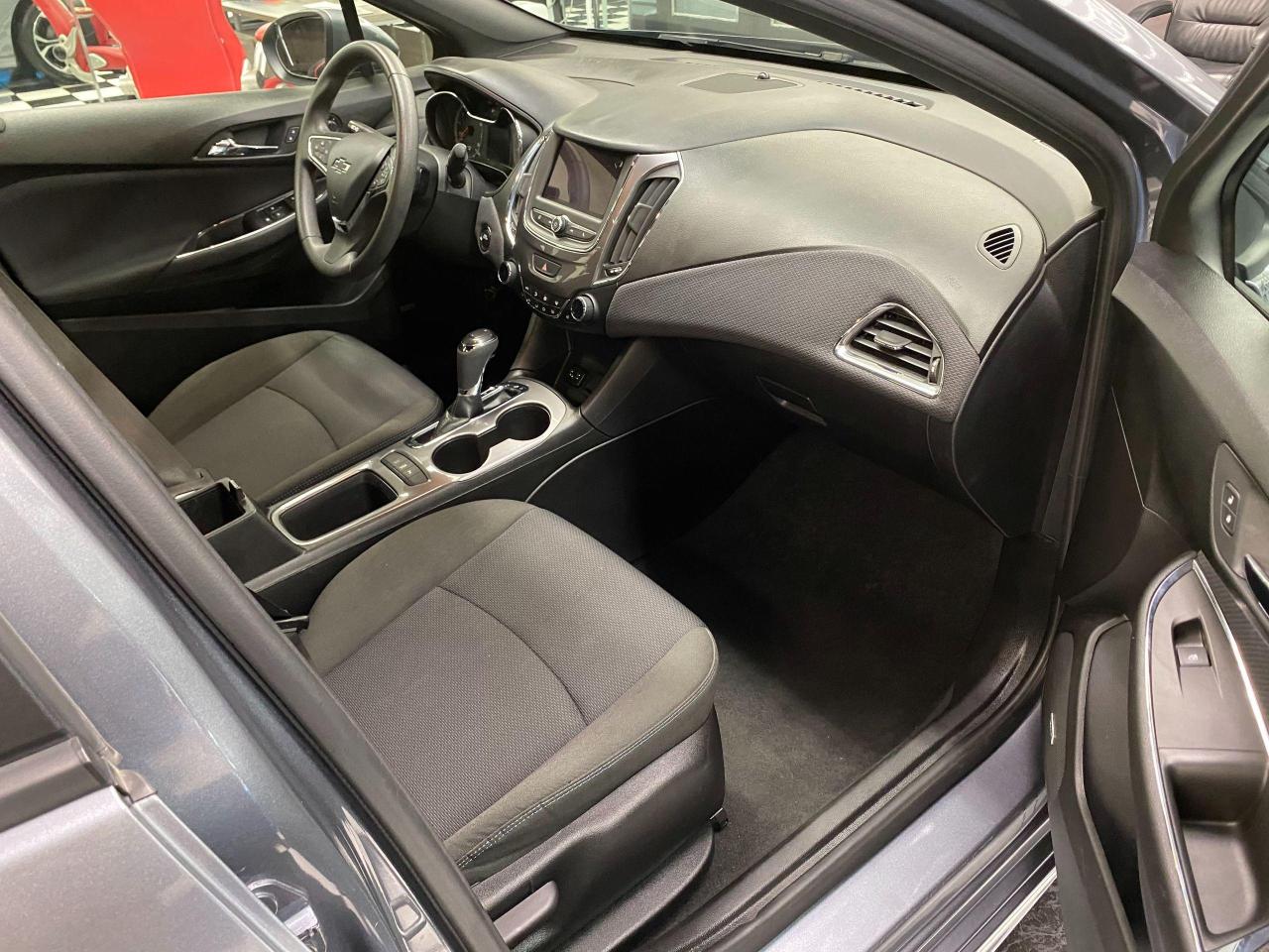 2019 Chevrolet Cruze LT+Sunroof+Apple Play+New Tires+ACCIDENT FREE - Photo #17