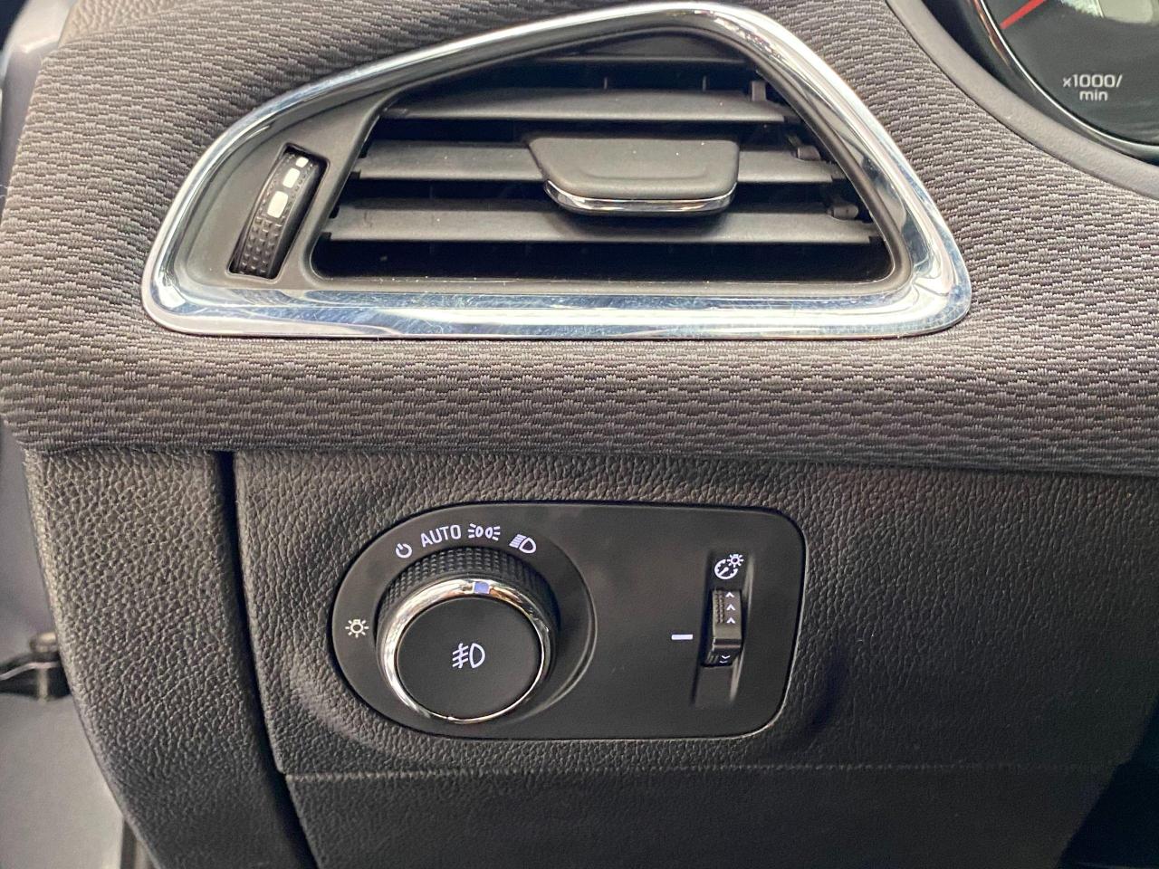 2019 Chevrolet Cruze LT+Sunroof+Apple Play+New Tires+ACCIDENT FREE - Photo #42