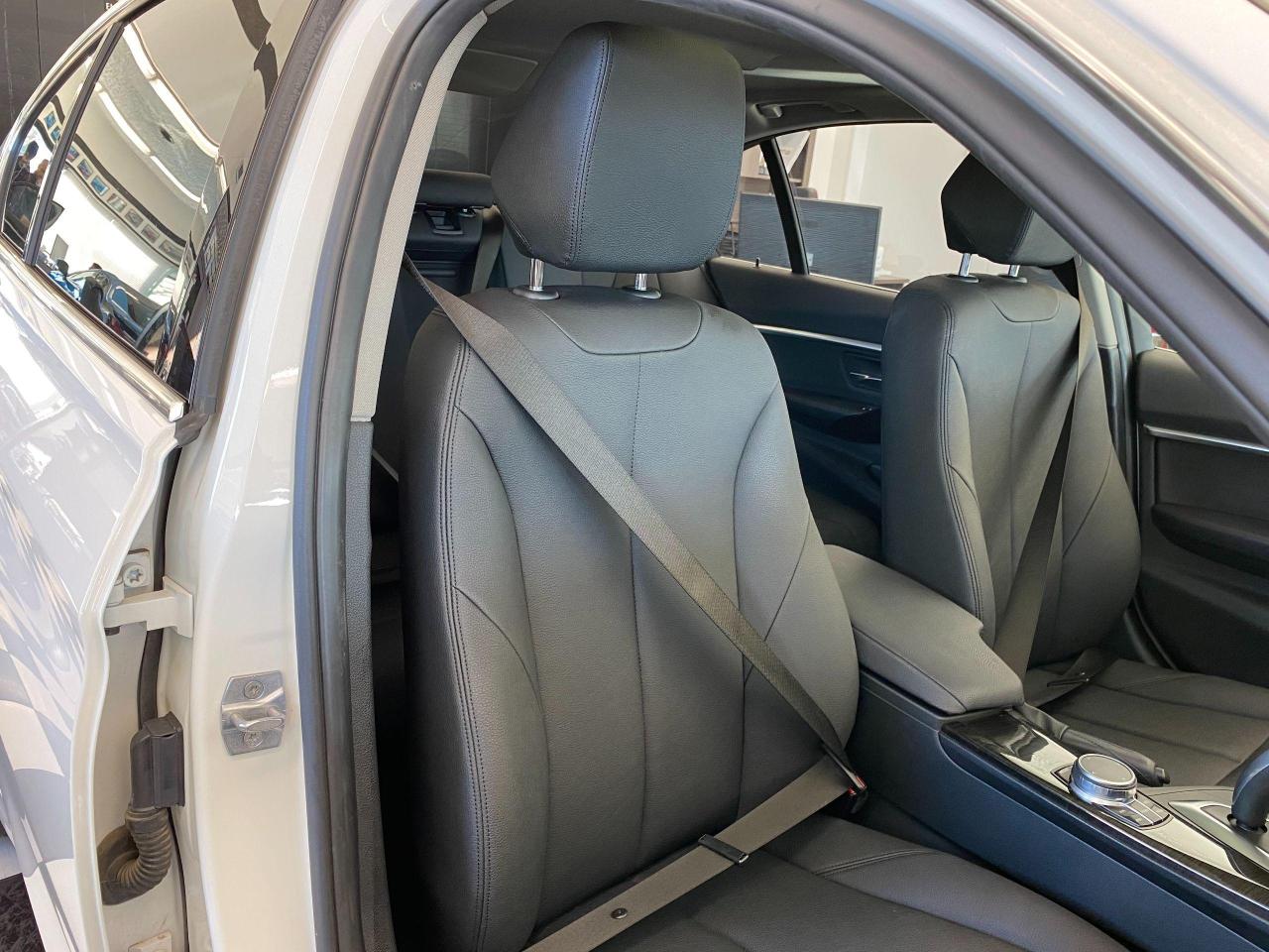 2017 BMW 3 Series 320i xDrive+Camera+GPS+Sensors+Roof+ACCIDENT FREE - Photo #23