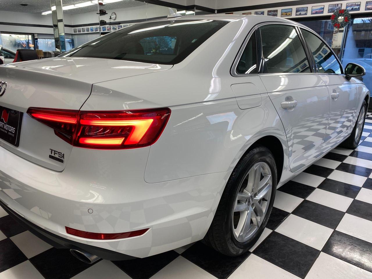 2017 Audi A4 Quattro+Apple Play+Roof+Xenons+ACCIDENT FREE - Photo #40