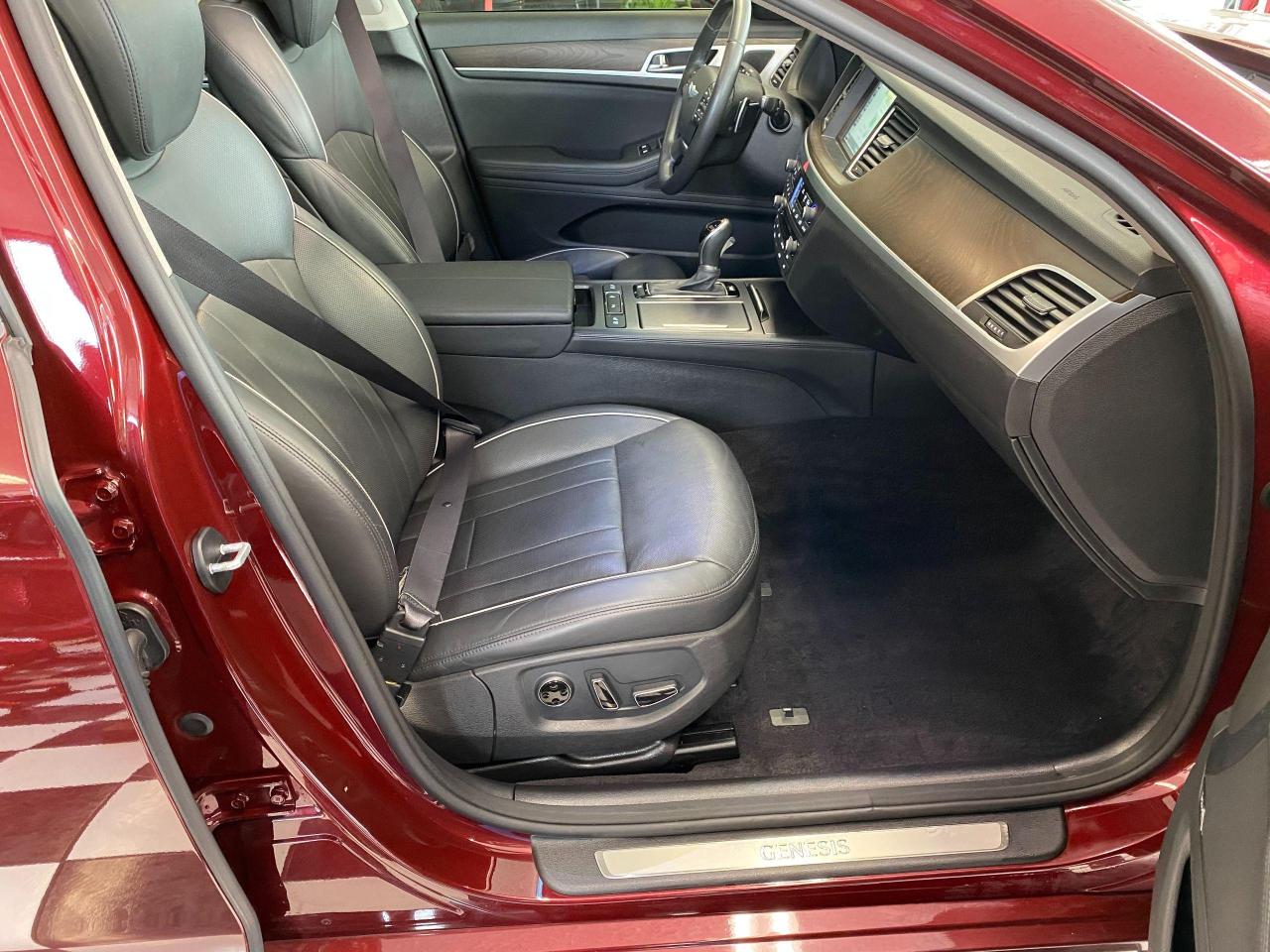 2016 Hyundai Genesis Luxury+Cooled Seats+New Tires+Roof+ACCIDENT FREE - Photo #21
