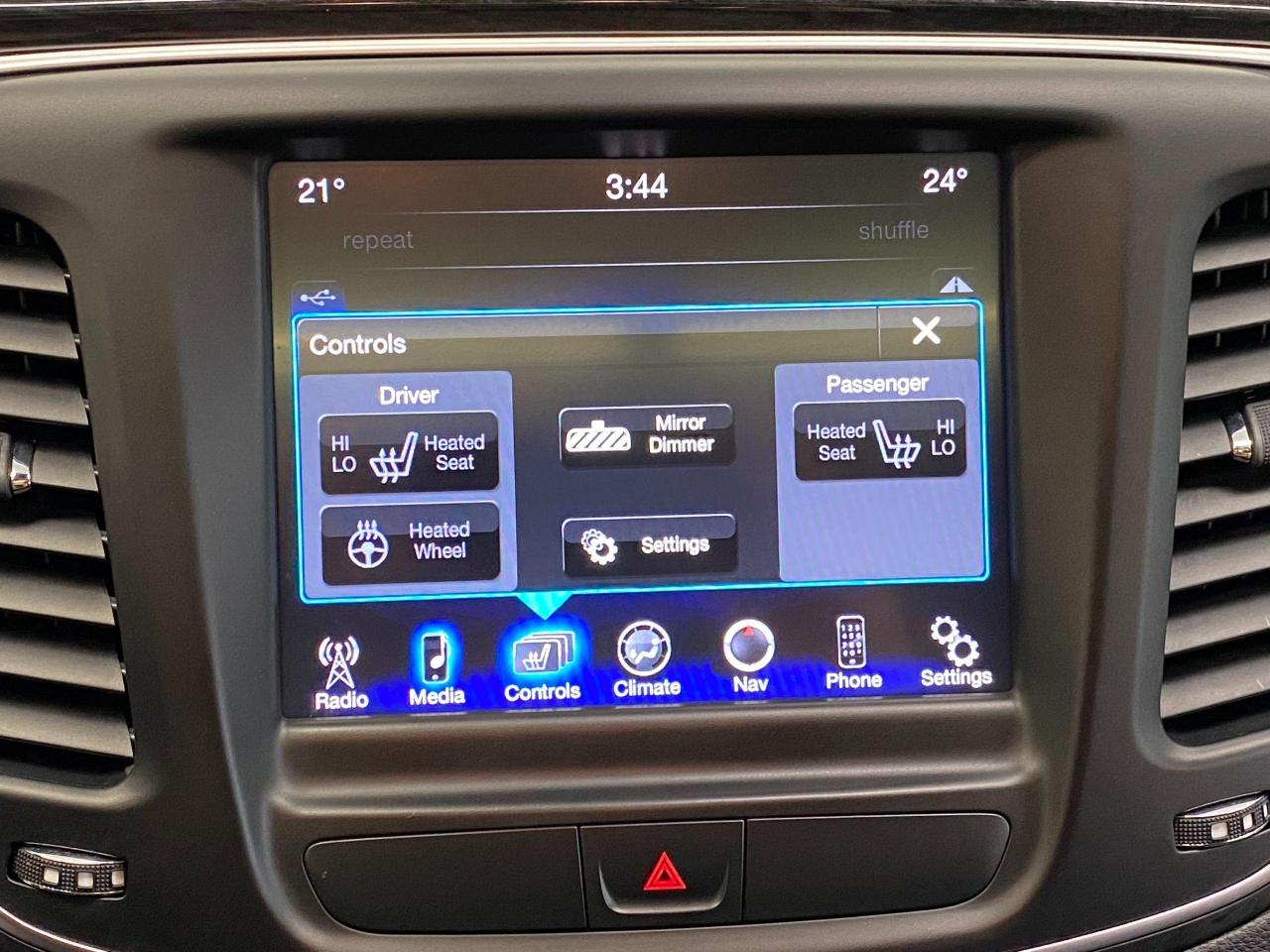 2015 Chrysler 200 C V6+GPS+Pano Roof+Remote Start+New Tires & Brakes - Photo #31