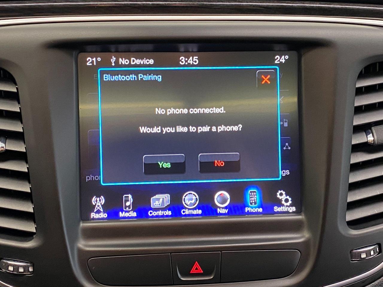 2015 Chrysler 200 C V6+GPS+Pano Roof+Remote Start+New Tires & Brakes - Photo #33