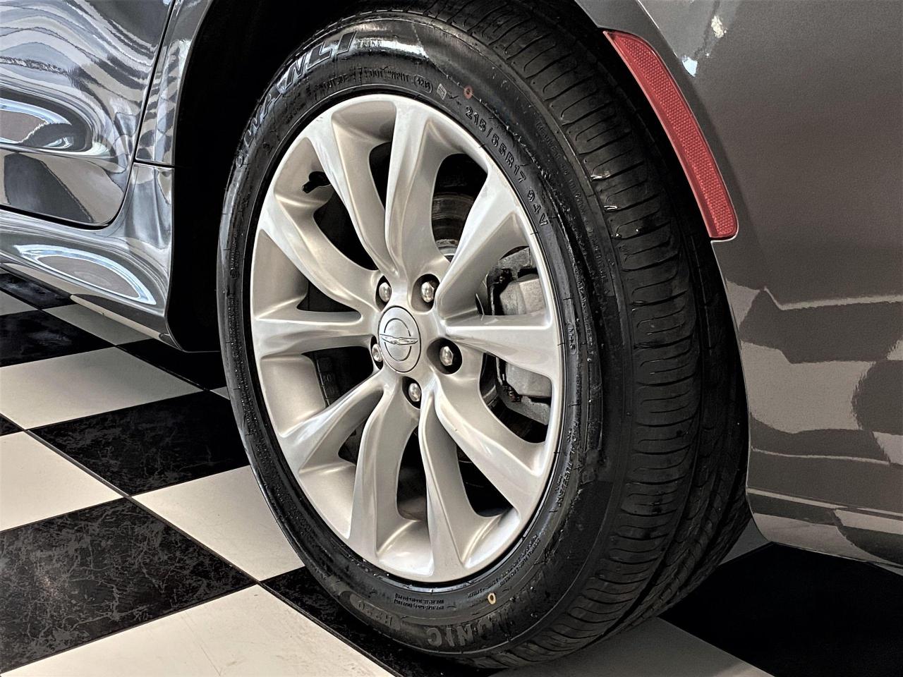 2015 Chrysler 200 C V6+GPS+Pano Roof+Remote Start+New Tires & Brakes - Photo #60