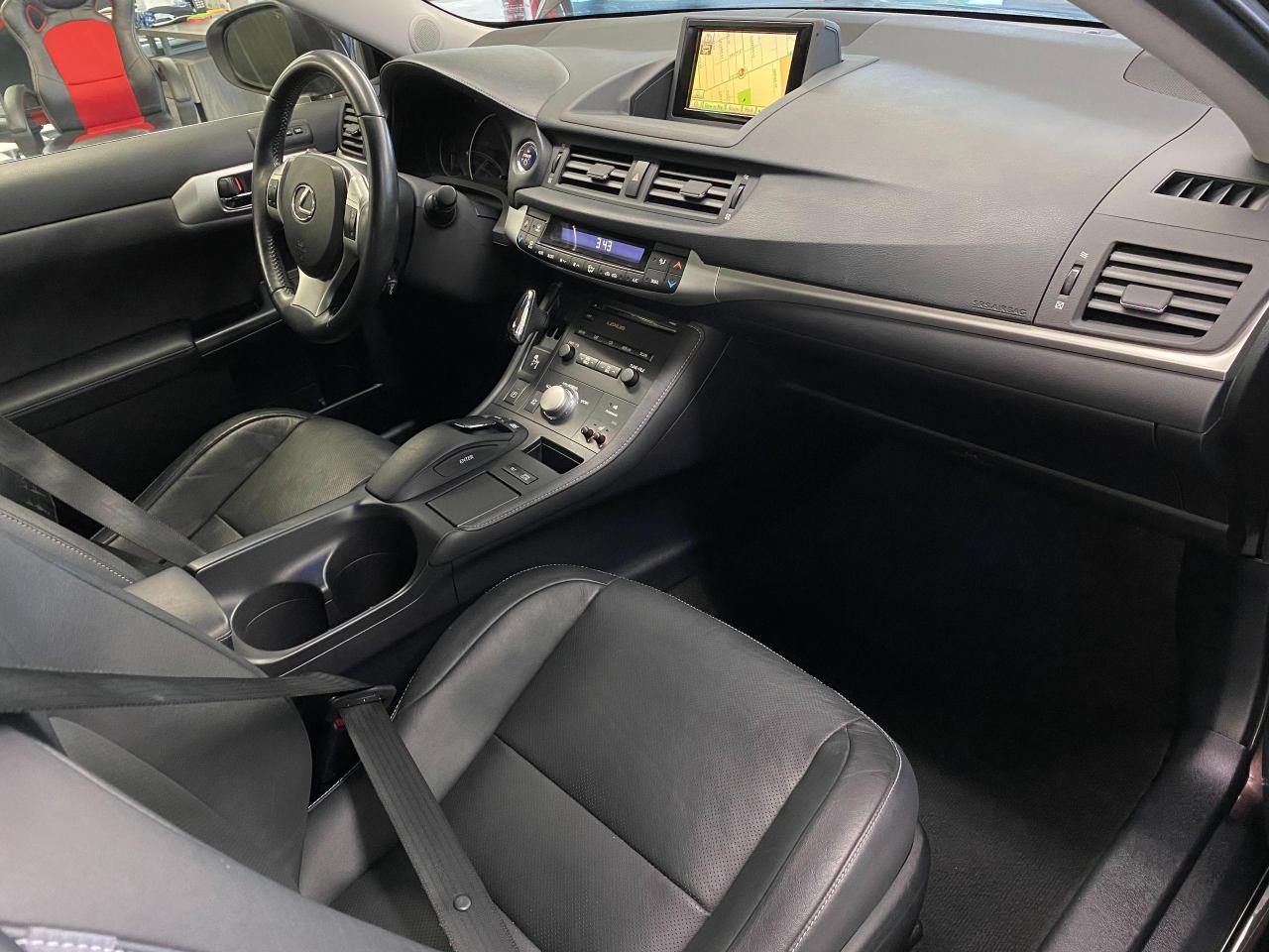2011 Lexus CT 200h CT200H+Roof+Camera+New Tires+Brakes+ACCIDENT FREE - Photo #20