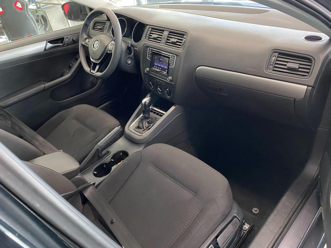 2016 Volkswagen Jetta Trendline+Sunroof+HeatedSeats+Camera+ACCIDENT FREE Photo90
