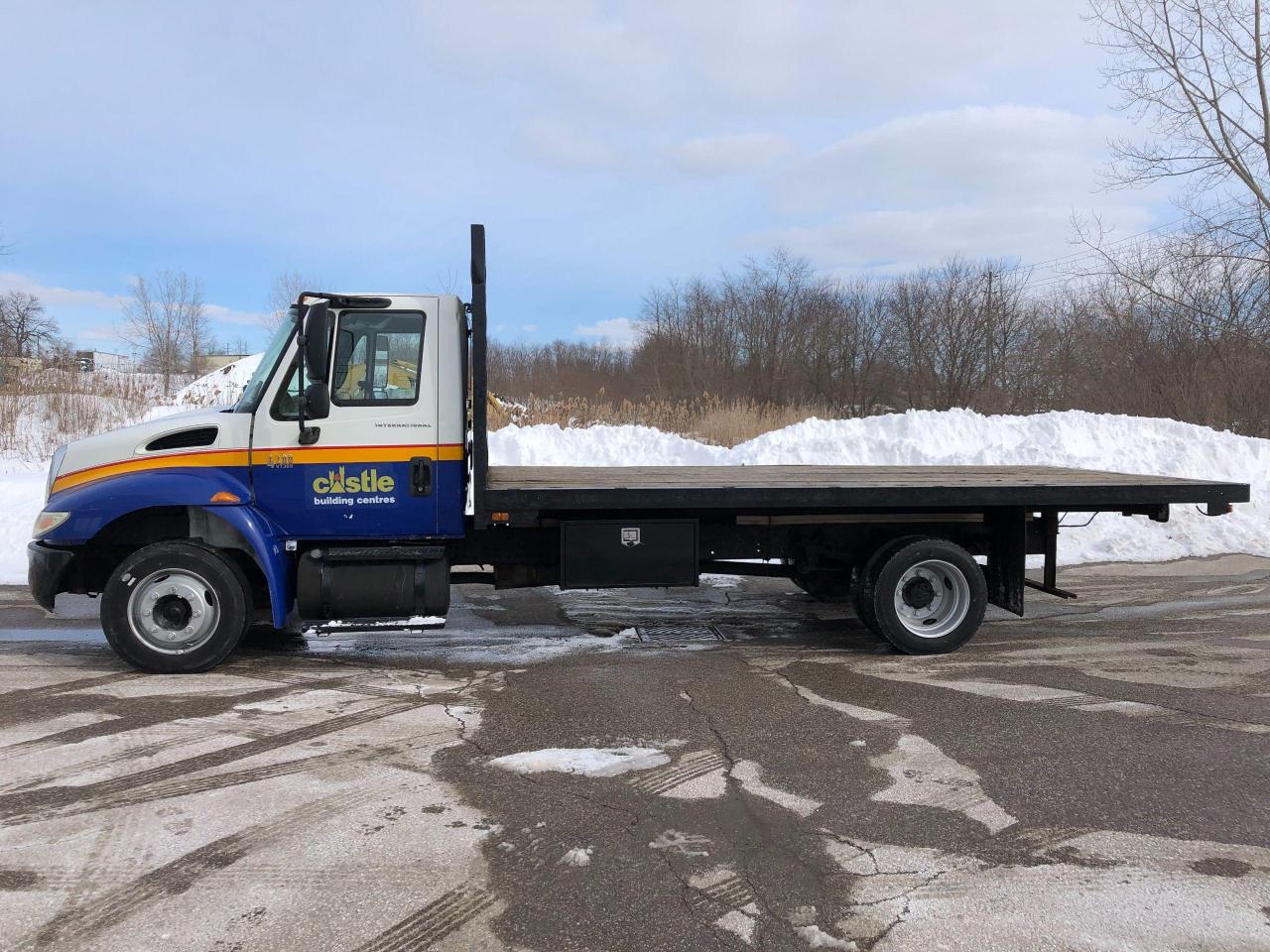 2004 International 4200 FLAT DECK DUMP TRUCK - Photo #2