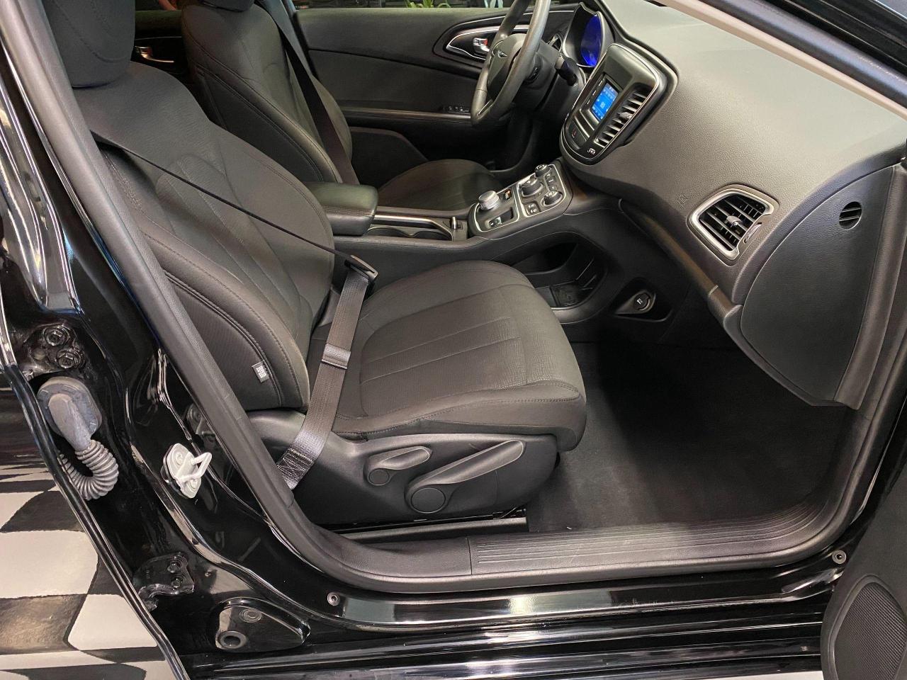 2016 Chrysler 200 LX+Tinted+New Brakes+TUXMATs+ACCIDENT FREE - Photo #19