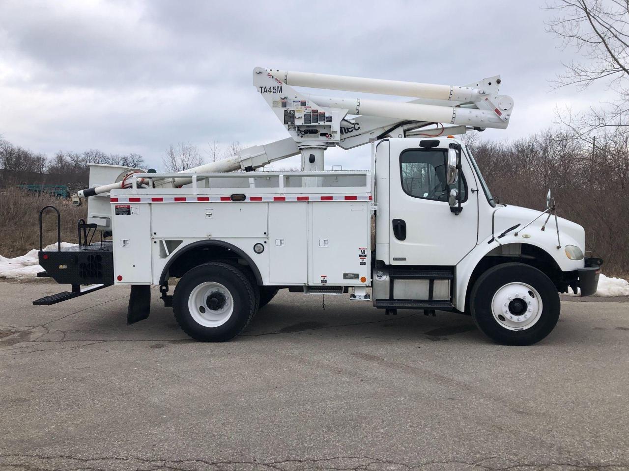 2007 Freightliner M2 Business Class BUCKET TRUCK - Photo #4