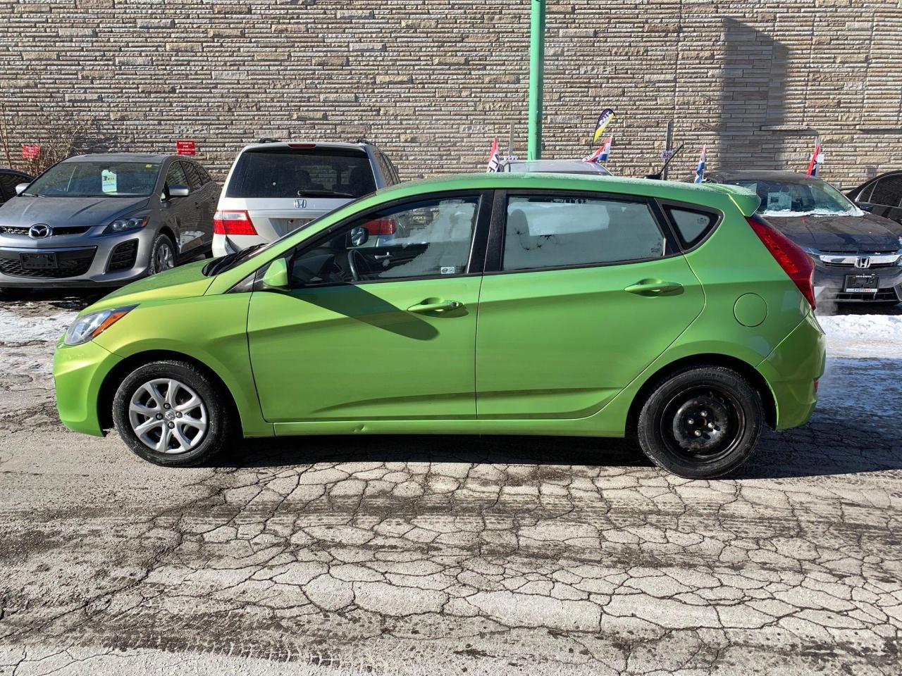 2012 Hyundai Accent  - Photo #4