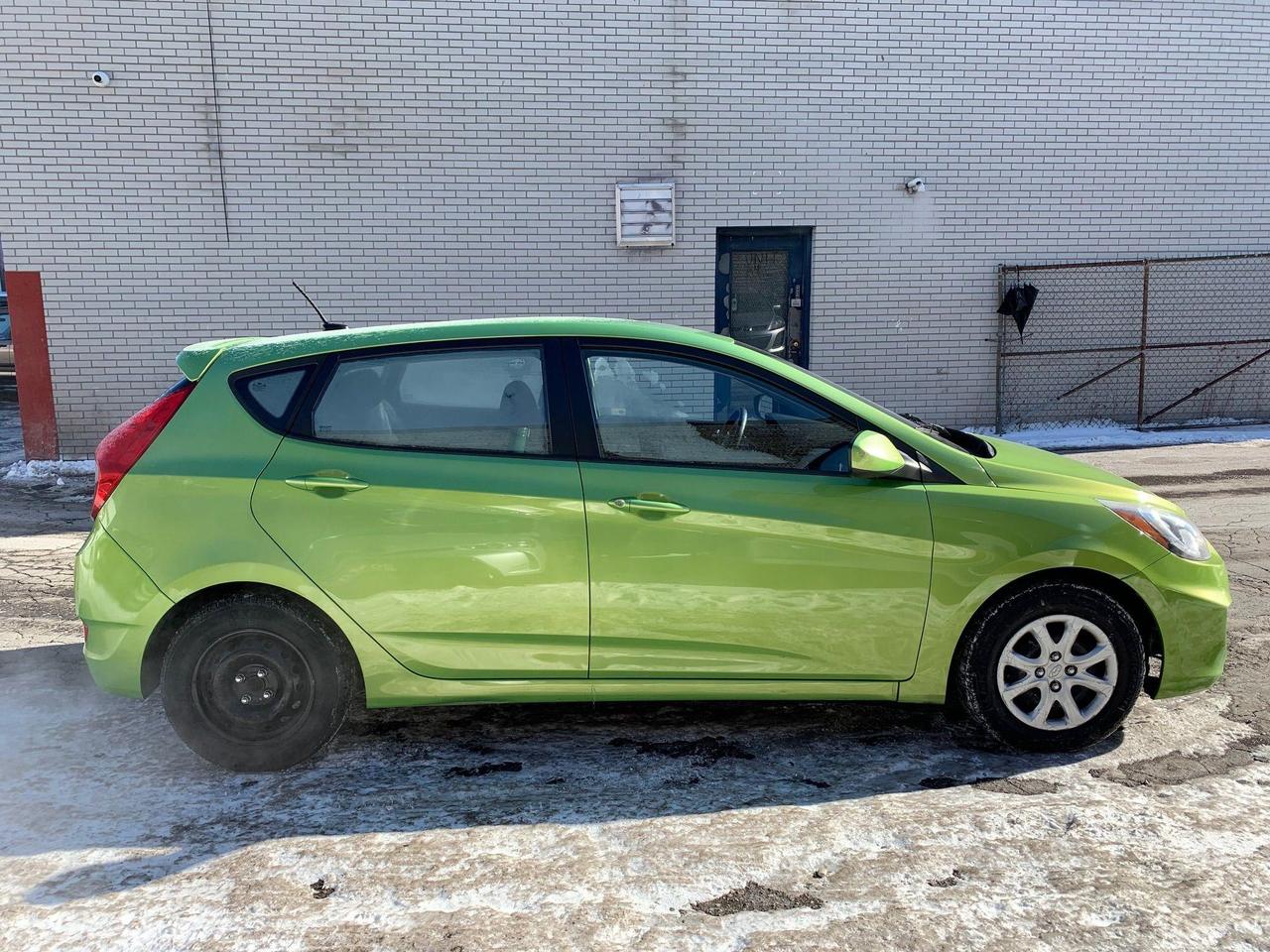 2012 Hyundai Accent  - Photo #6