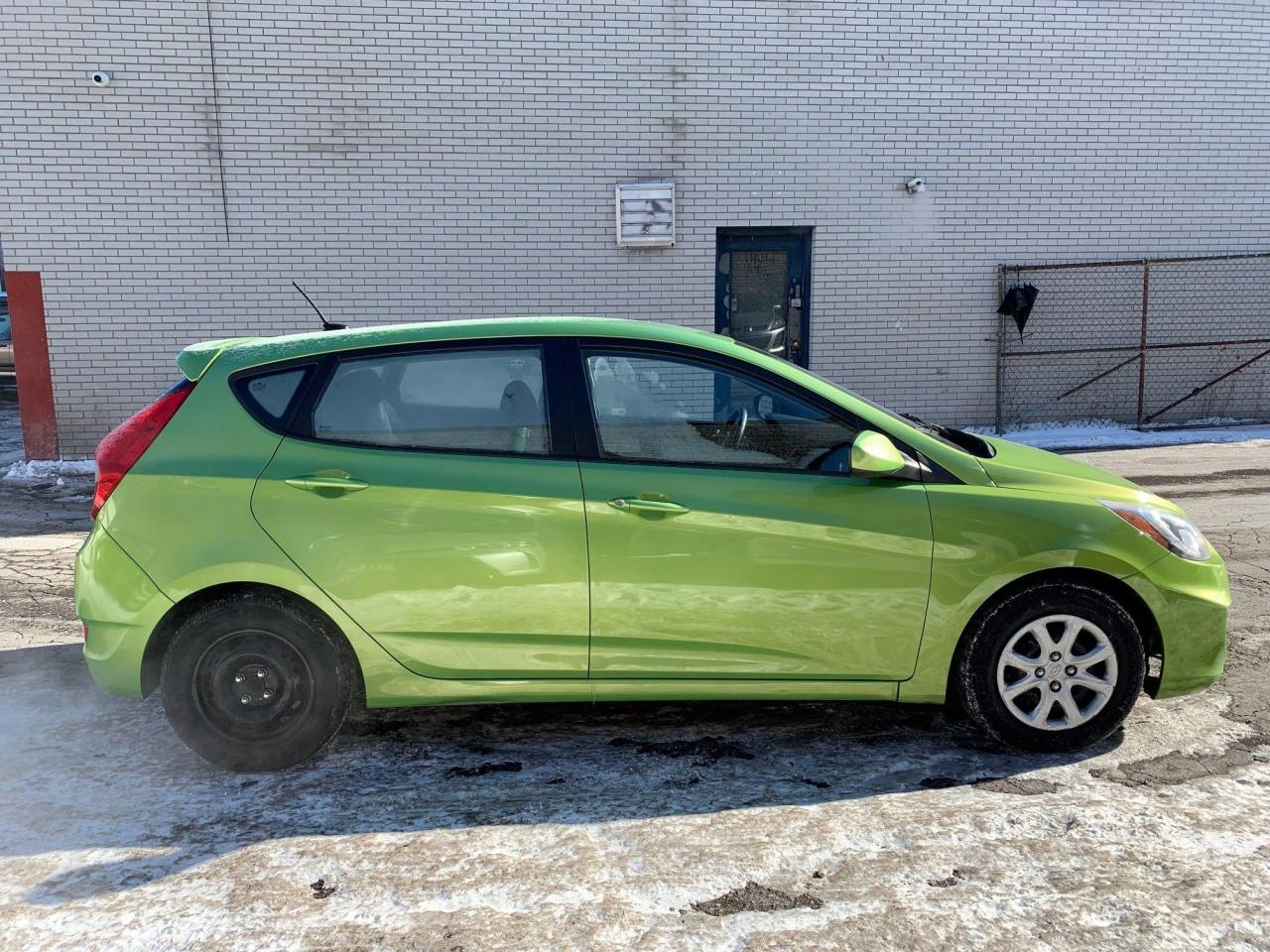 2012 Hyundai Accent  - Photo #6