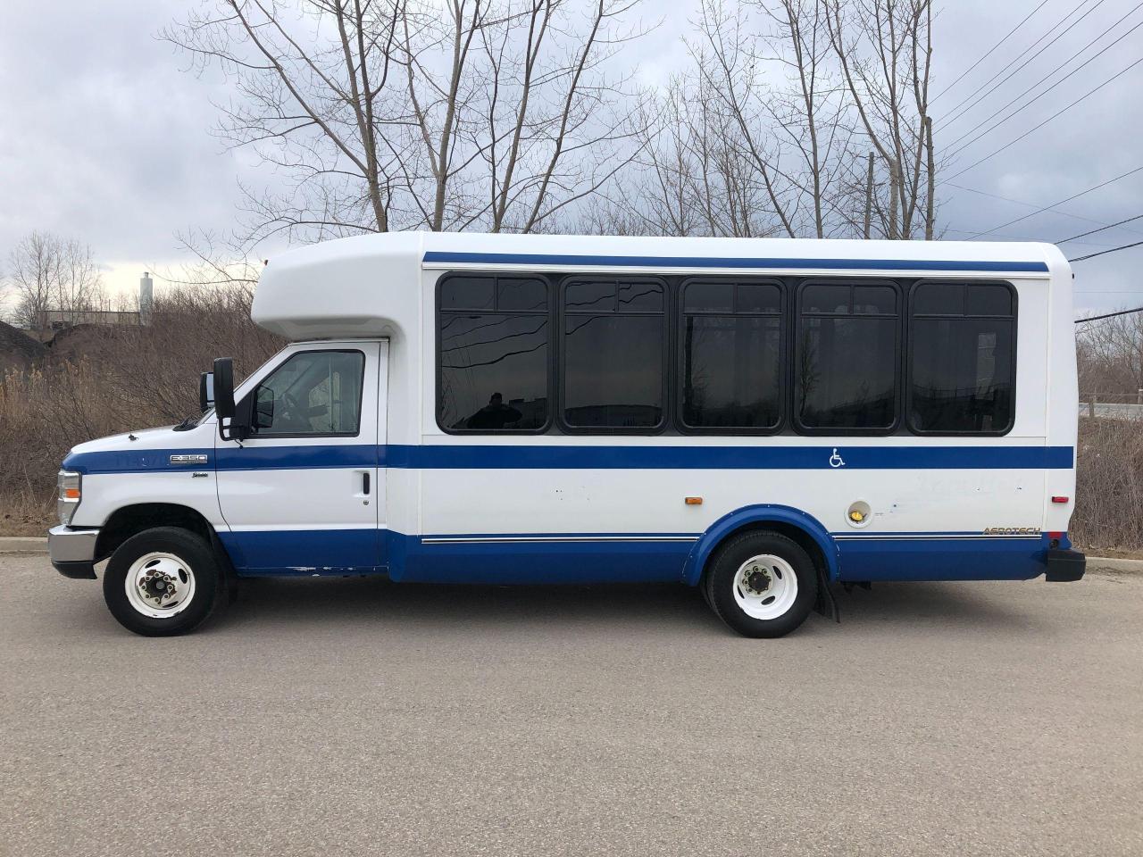 2015 Ford Econoline E-350 BUS-RV-SCHOOLIE - Photo #2