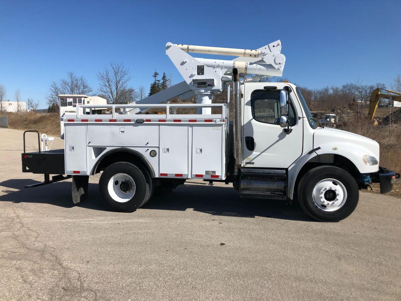 2008 Freightliner M2 Business Class BUCKET TRUCK - Photo #5