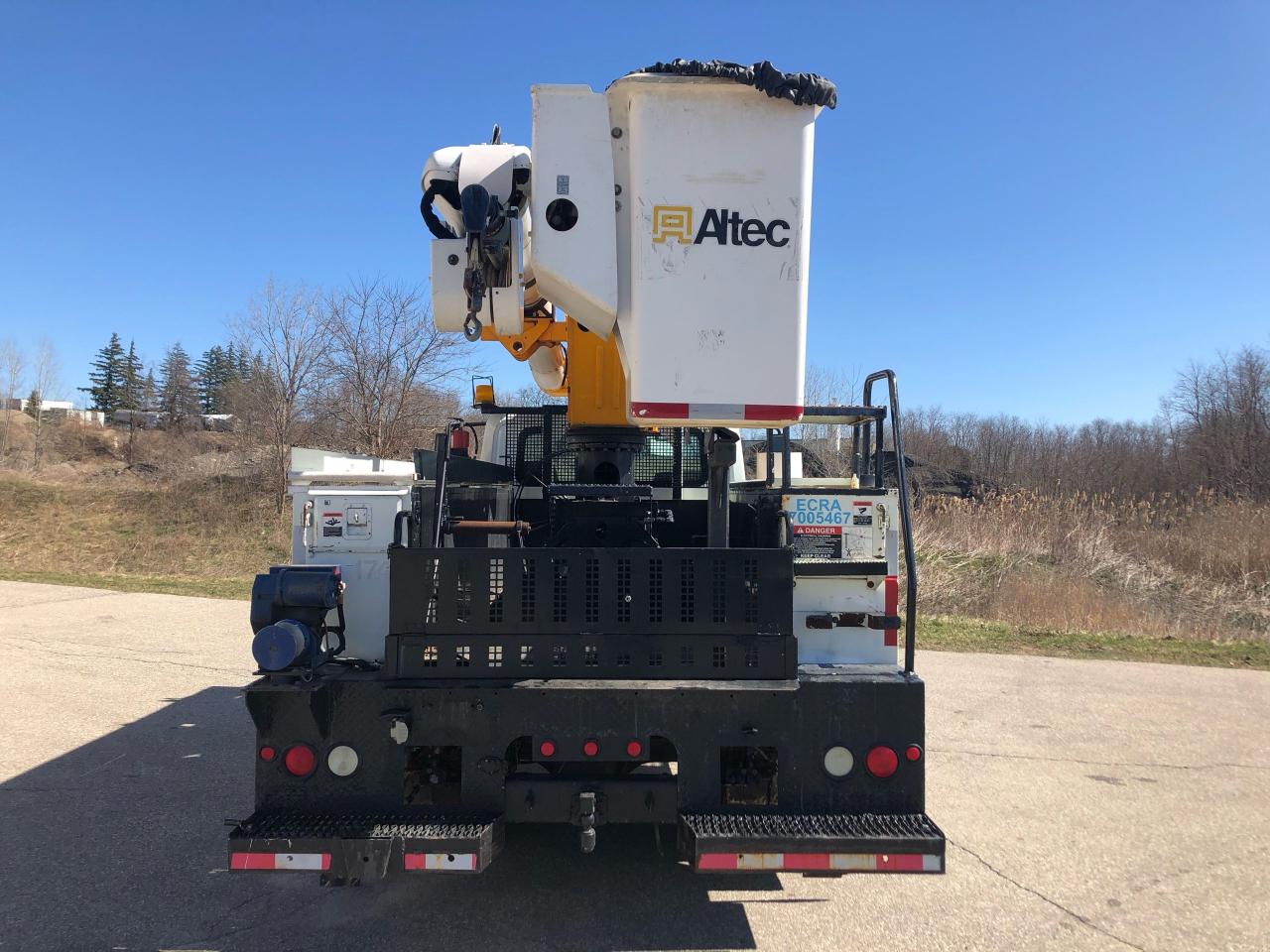 2007 International 4300 HYDRAULIC BRAKE BUCKET TRUCK- ALTEC - Photo #9