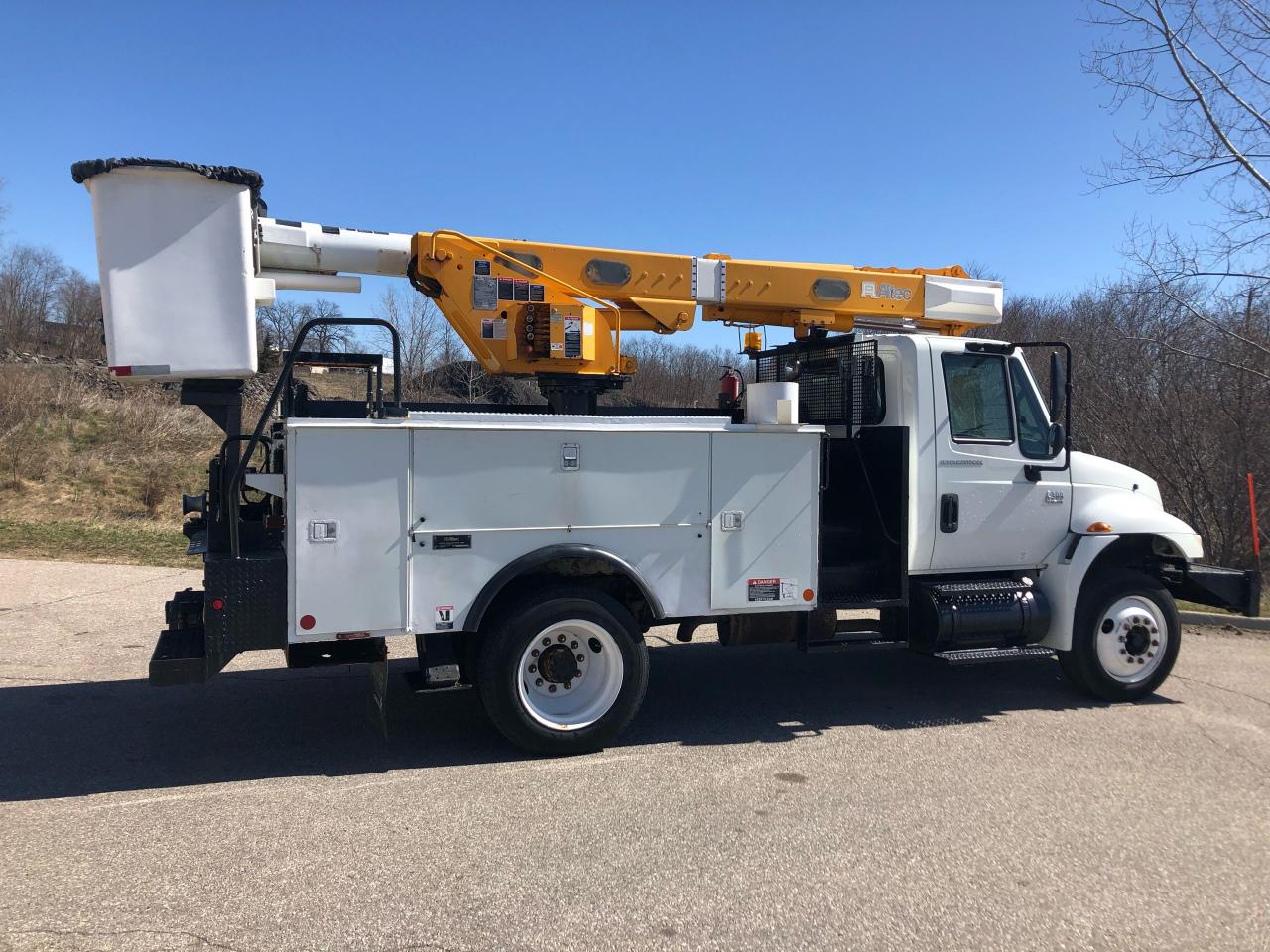 2007 International 4300 HYDRAULIC BRAKE BUCKET TRUCK- ALTEC - Photo #8