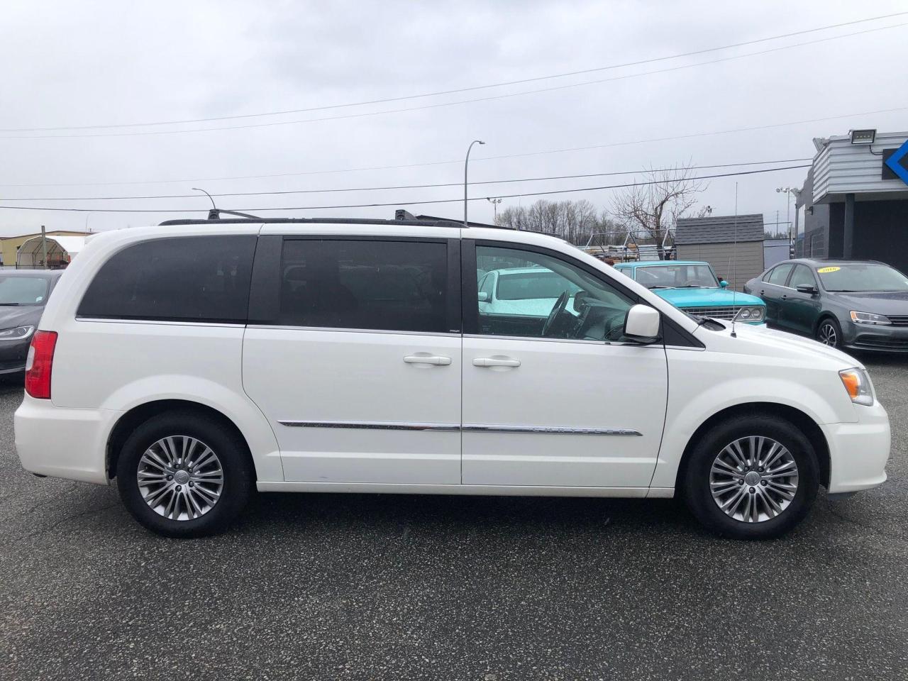 2013 Chrysler Town & Country TOURING - Photo #3