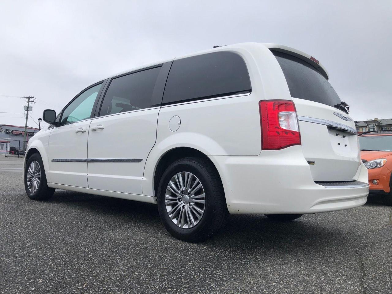 2013 Chrysler Town & Country TOURING - Photo #6