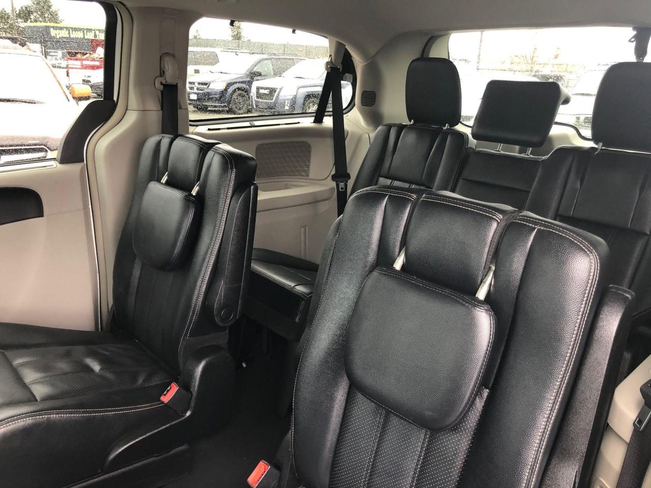 2013 Chrysler Town & Country TOURING - Photo #12