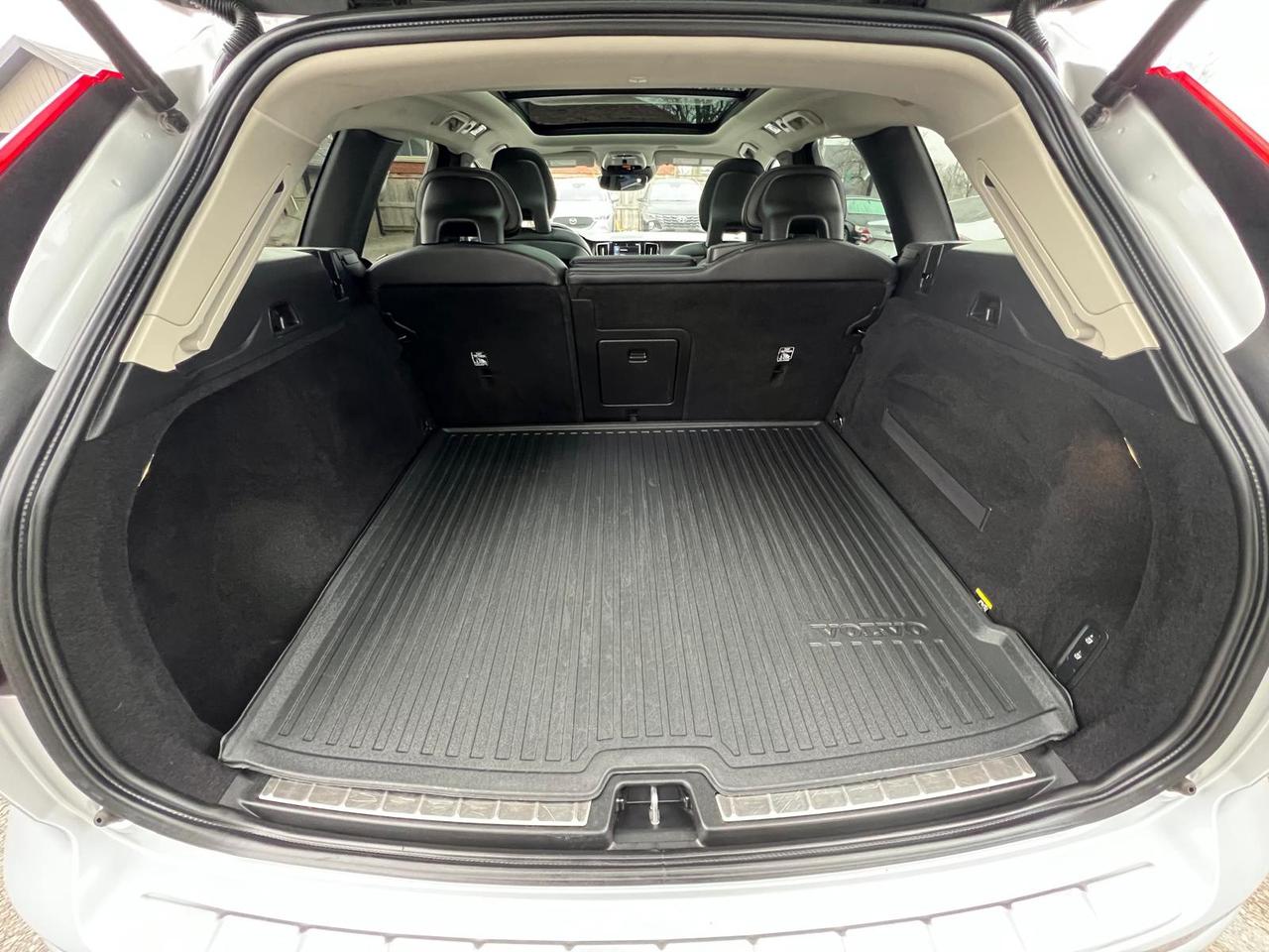 2018 Volvo XC60 T5 Momentum Photo