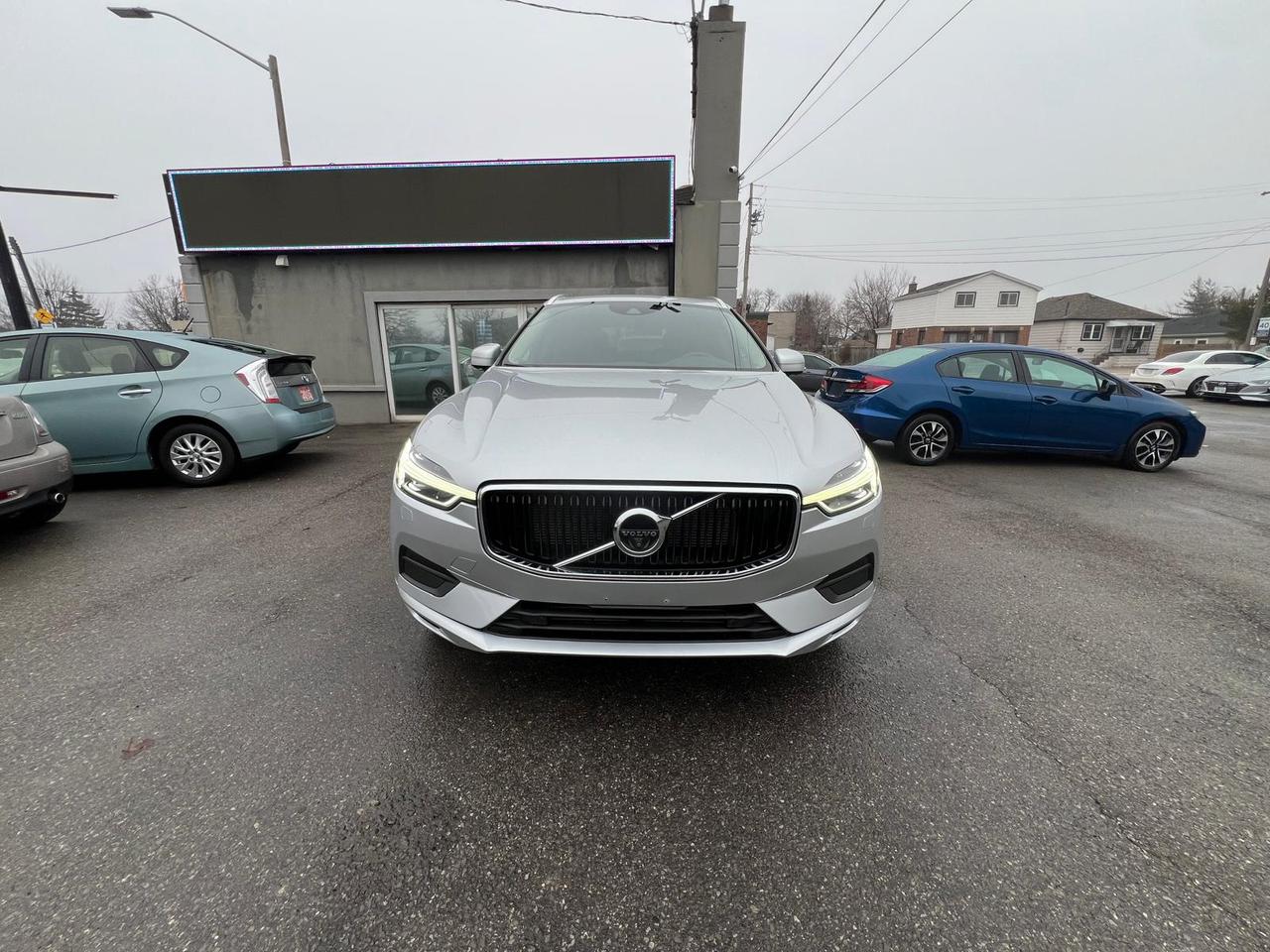 2018 Volvo XC60 T5 Momentum Photo