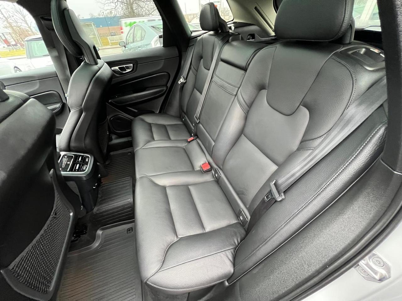 2018 Volvo XC60 T5 Momentum Photo