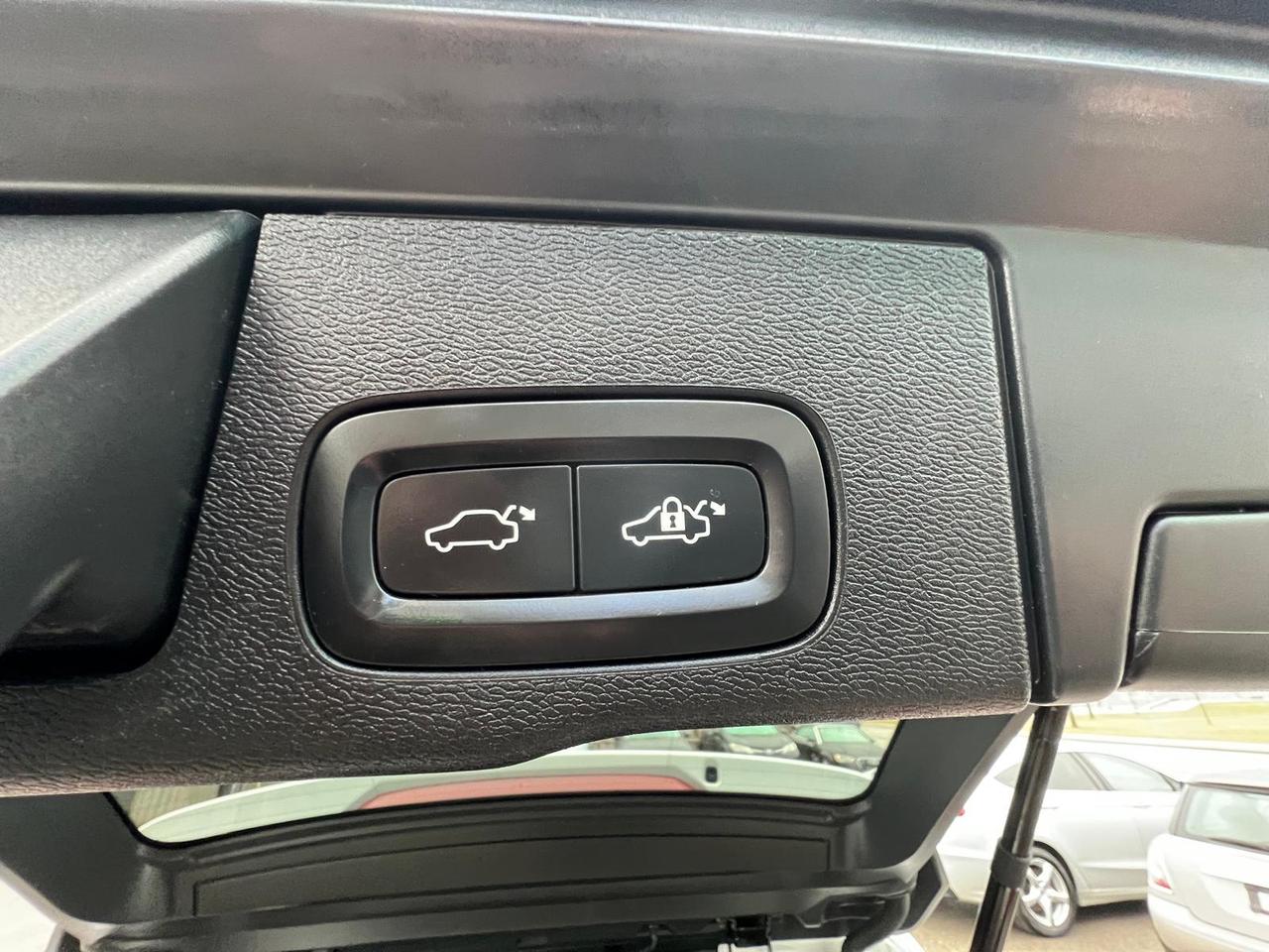 2018 Volvo XC60 T5 Momentum Photo