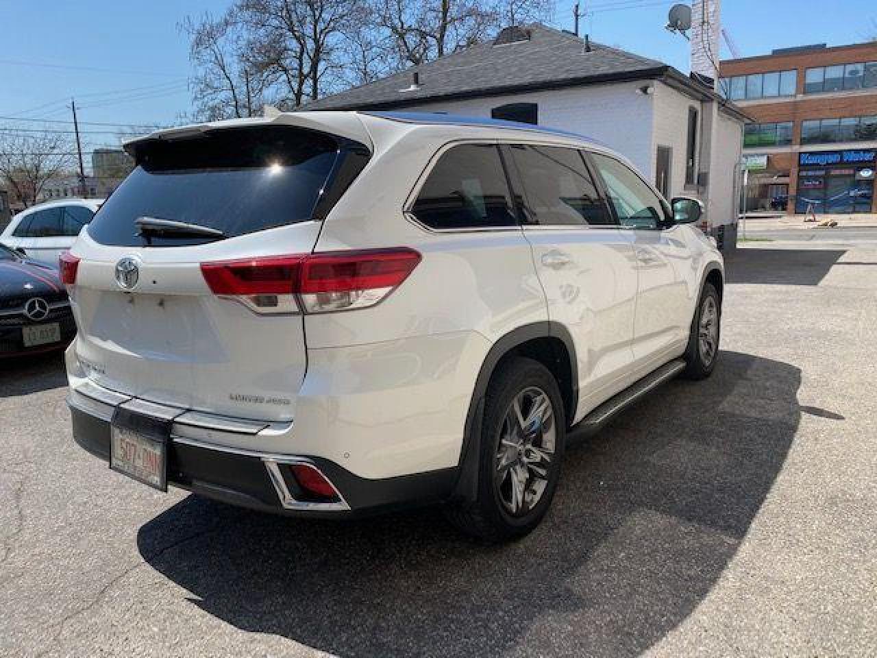 2017 Toyota Highlander Limited • No Accidents • Low mileage! Photo4