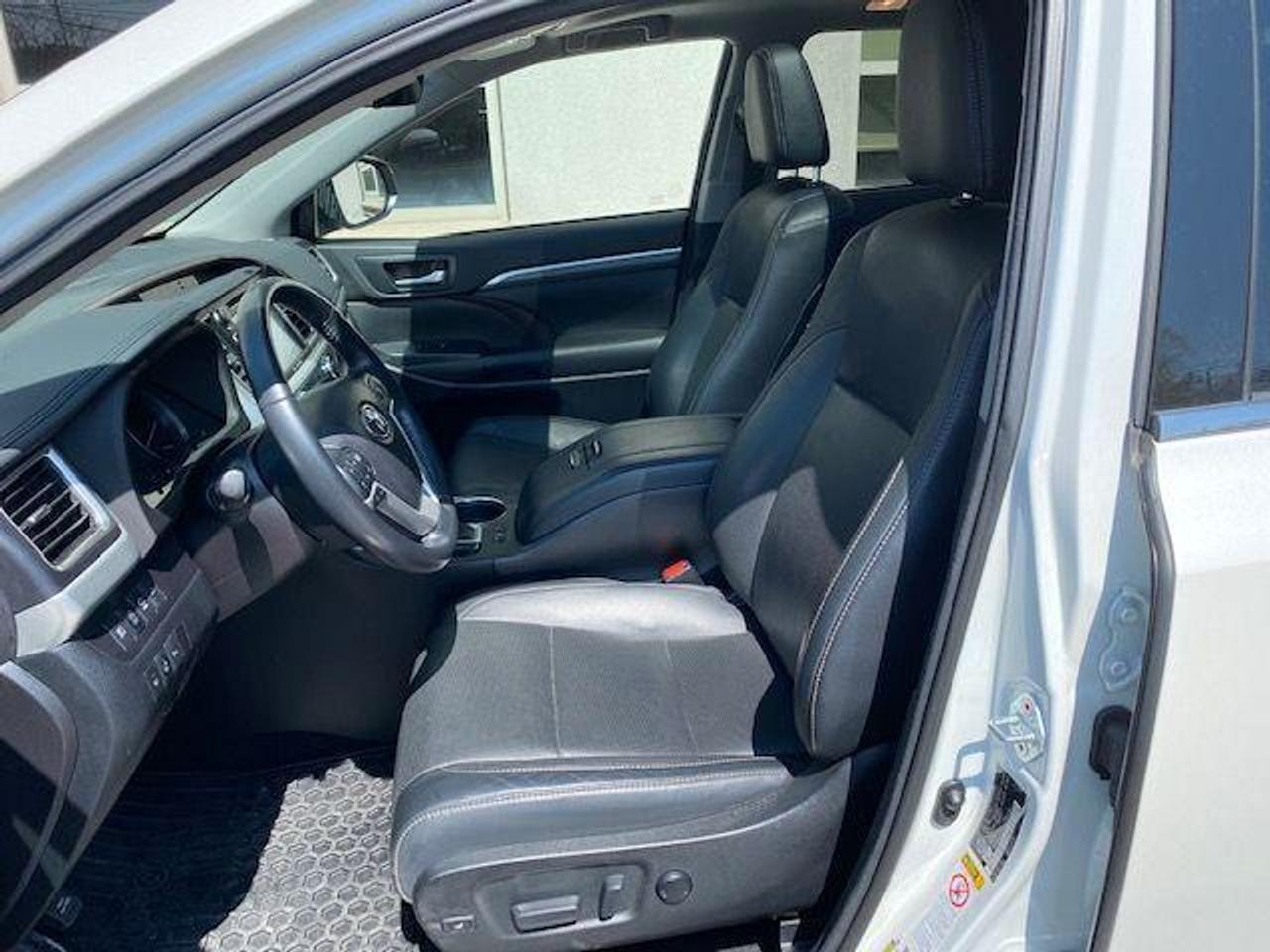 2017 Toyota Highlander Limited • No Accidents • Low mileage! - Photo #16