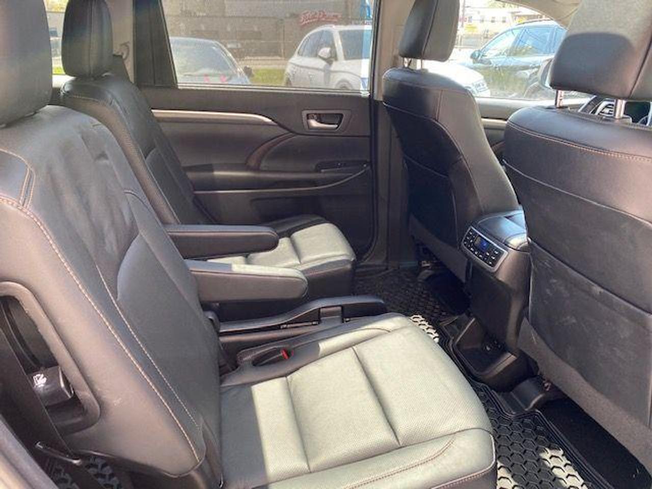 2017 Toyota Highlander Limited • No Accidents • Low mileage! Photo