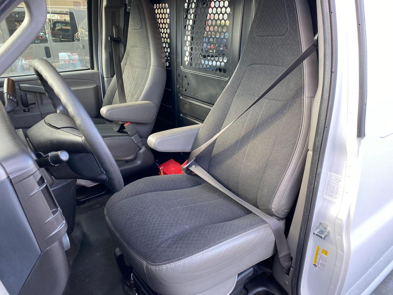 2019 GMC Savana 2500 Cargo 6.0L V8+Camera+CLEAN CARFAX - Photo #17