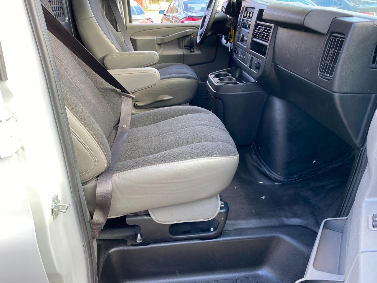 2019 GMC Savana 2500 Cargo 6.0L V8+Camera+CLEAN CARFAX - Photo #19