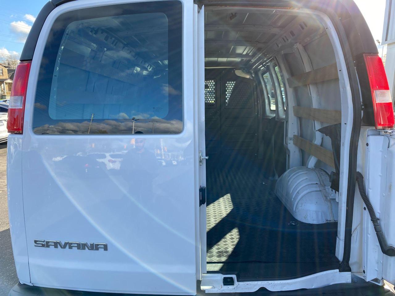 2019 GMC Savana 2500 Cargo 6.0L V8+Camera+CLEAN CARFAX - Photo #24