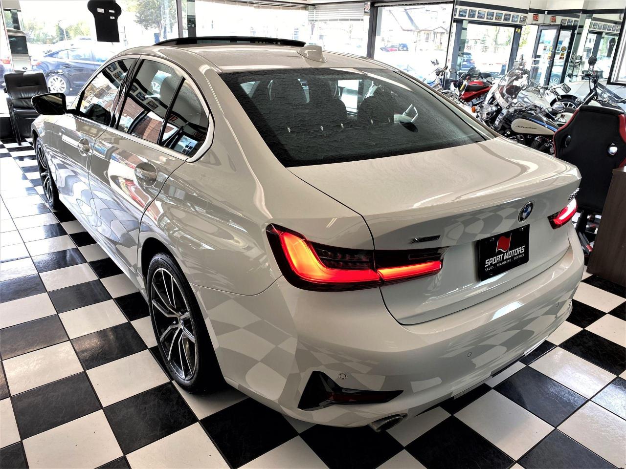 2019 BMW 3 Series 330i xDrive+ApplePlay+LaneKeep+PDC+CLEAN CARFAX - Photo #2