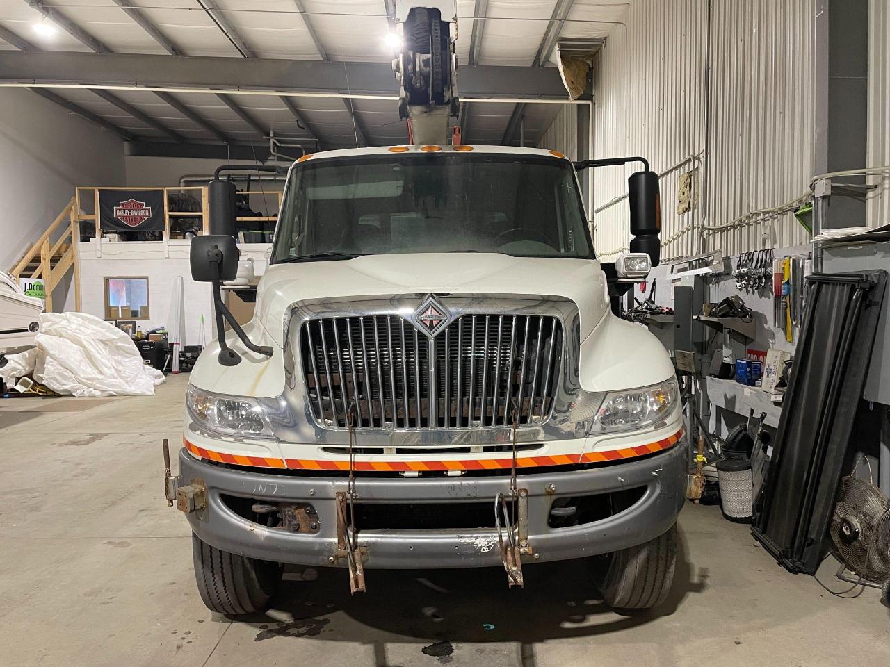 2010 International DuraStar EXTENDED CAB BUCKET TRUCK - Photo #2