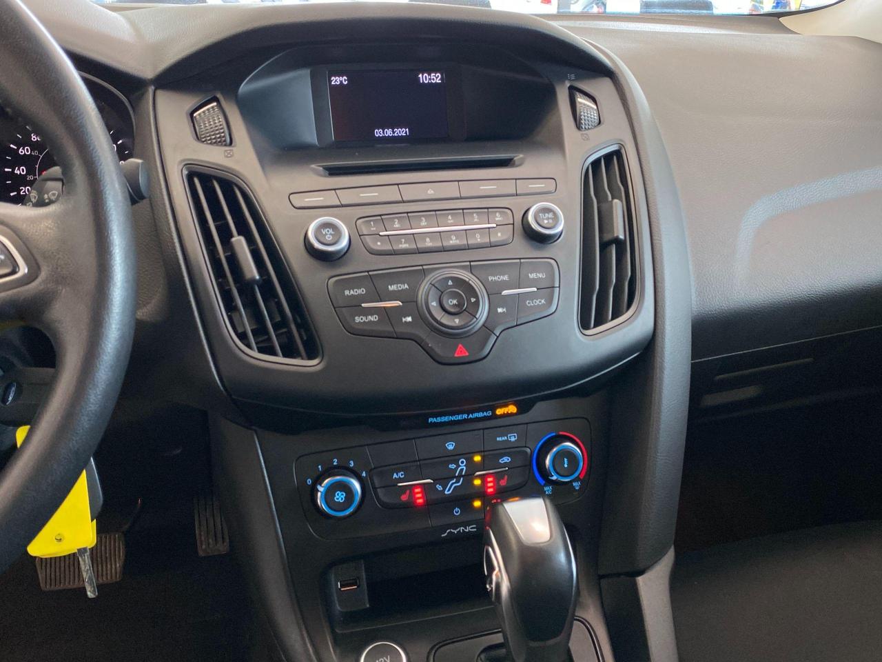 2016 Ford Focus SE+Camera+Heated Seats+New Tires+CLEAN CARFAX - Photo #9