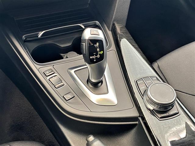 2017 BMW 3 Series 320i xDrive+Camera+GPS+Sensors+Roof+CLEAN CARFAX Photo40