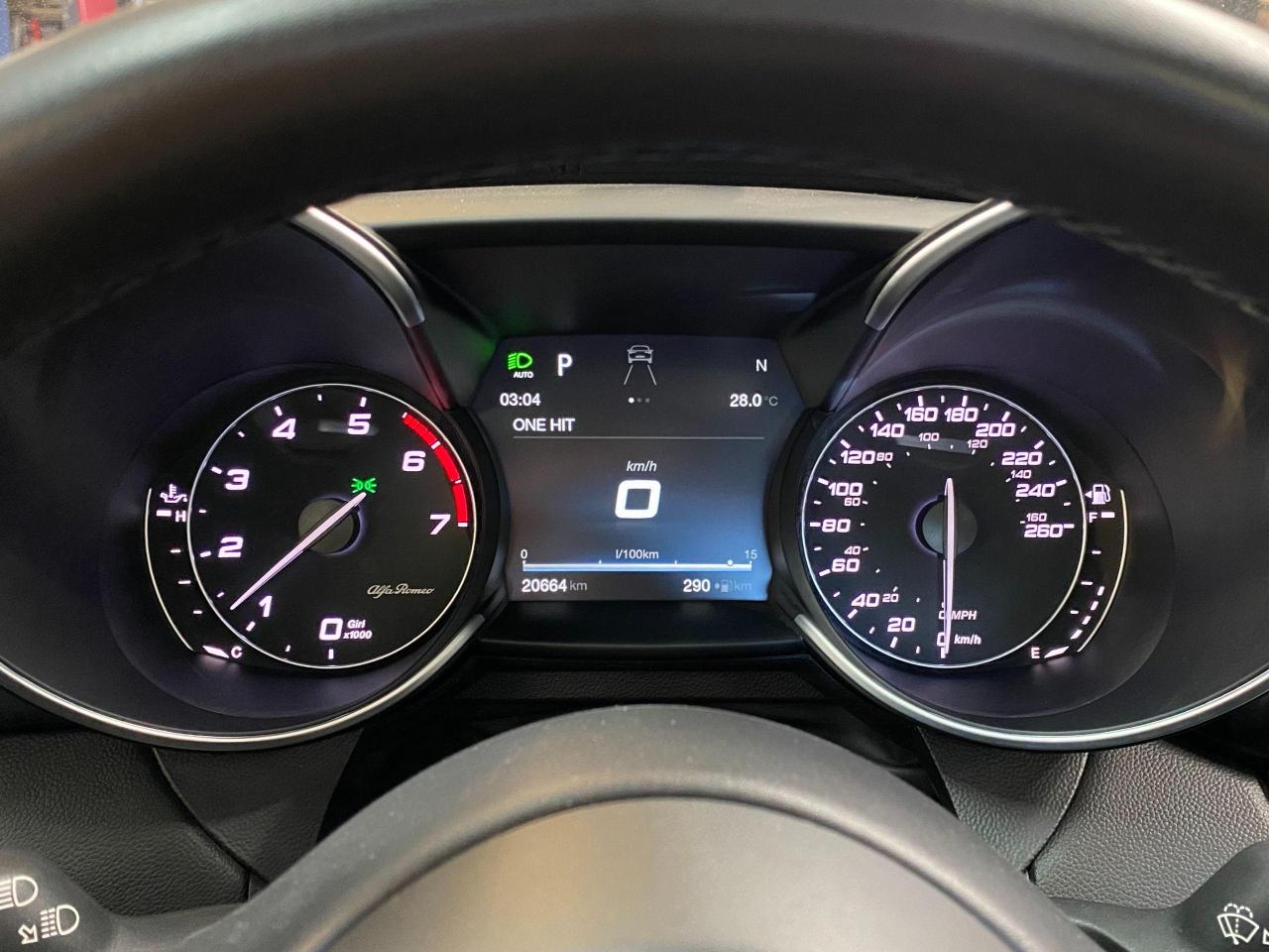2017 Alfa Romeo Giulia Ti AWD+Camera+GPS+Lane Departure+Roof+CLEAN CARFAX - Photo #17
