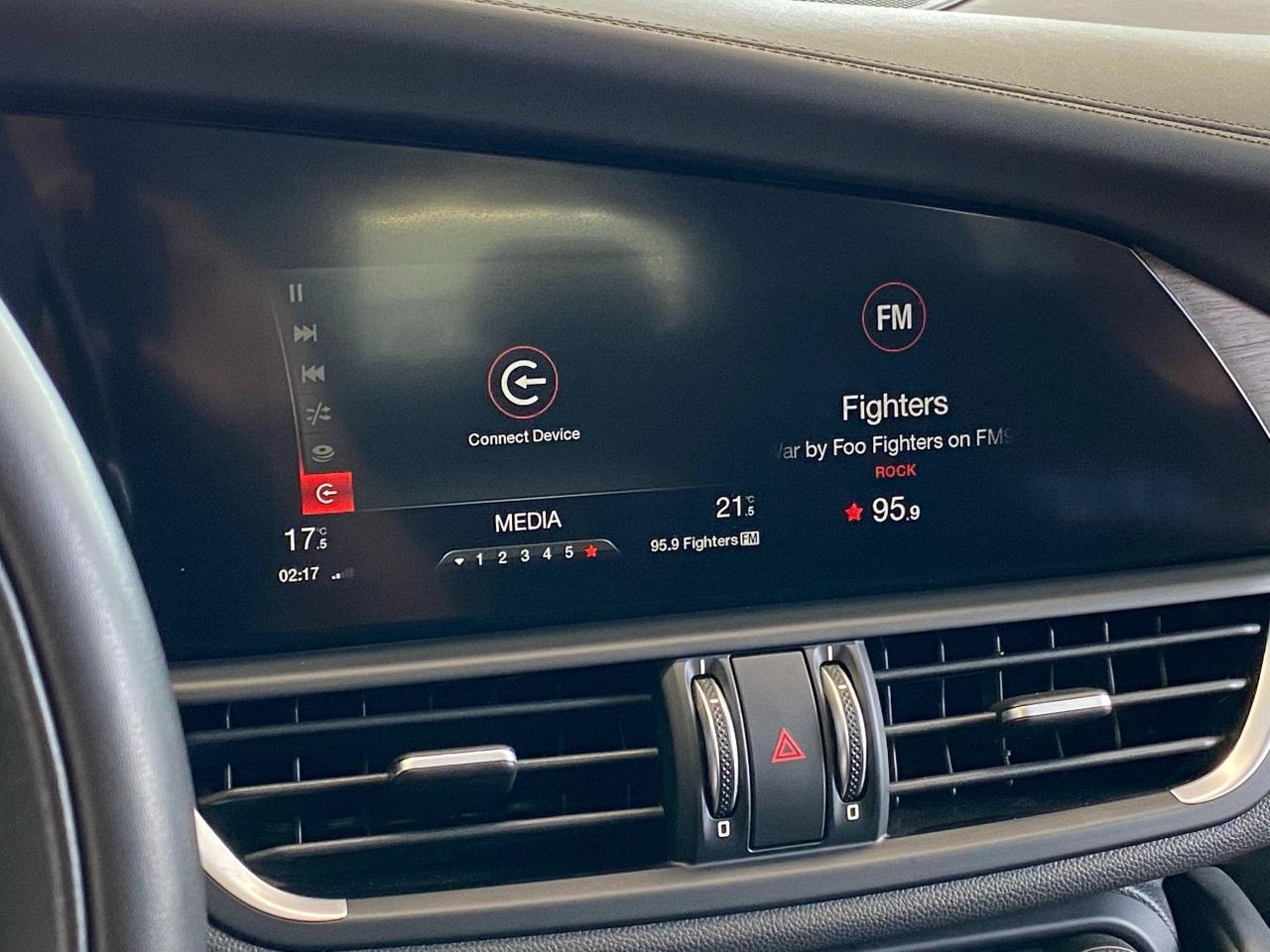 2017 Alfa Romeo Giulia Ti AWD+Camera+GPS+Lane Departure+Roof+CLEAN CARFAX - Photo #32