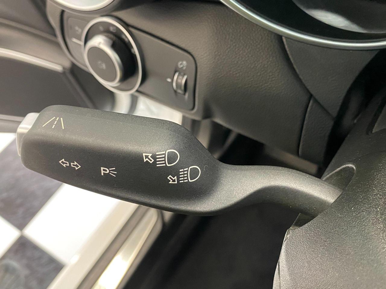 2017 Alfa Romeo Giulia Ti AWD+Camera+GPS+Lane Departure+Roof+CLEAN CARFAX Photo130